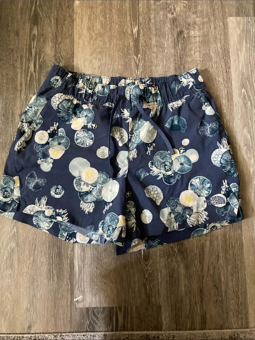 The North Face Women's Navy Floral Print Elastic-Waist Shorts